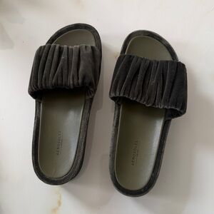 AEROSOLES Velour Slides